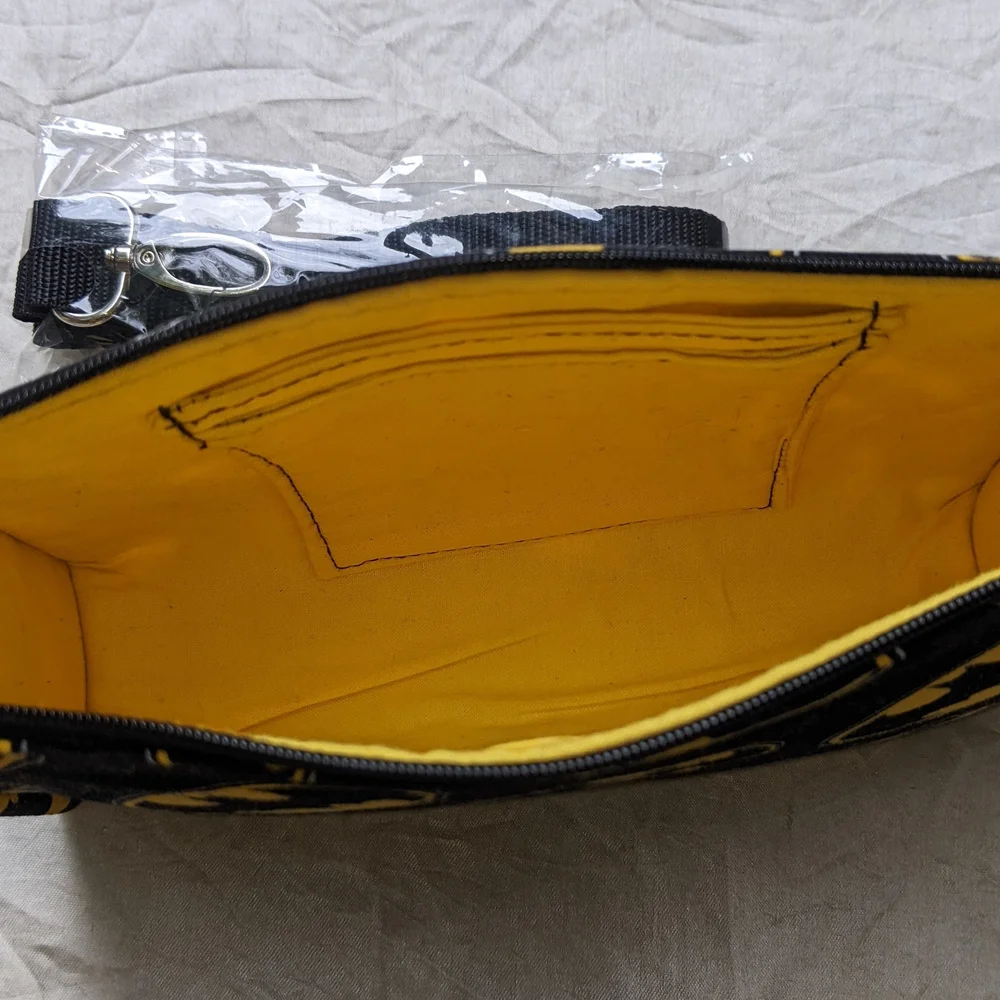 Batman Crossbody Bag - Picture 4 of 7